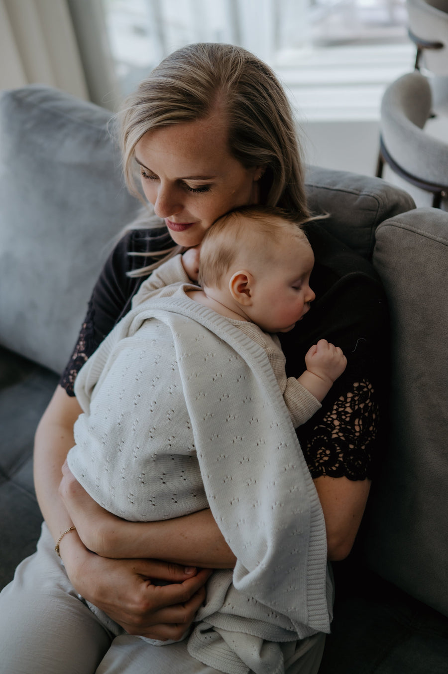 Baby in een merino wollen omslagdeken van pure baby love