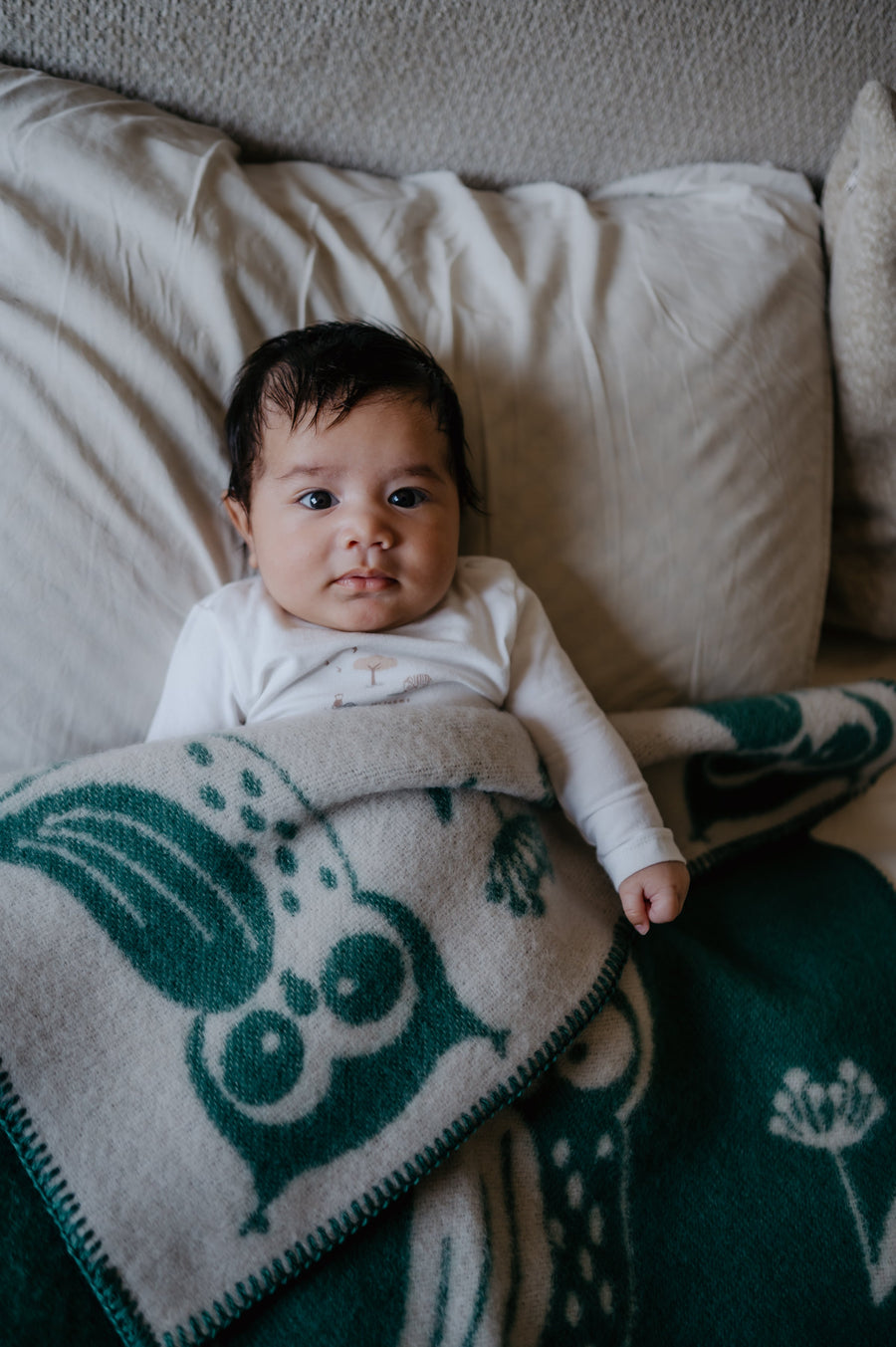 Baby onder wollen ledikantdeken van pure baby love