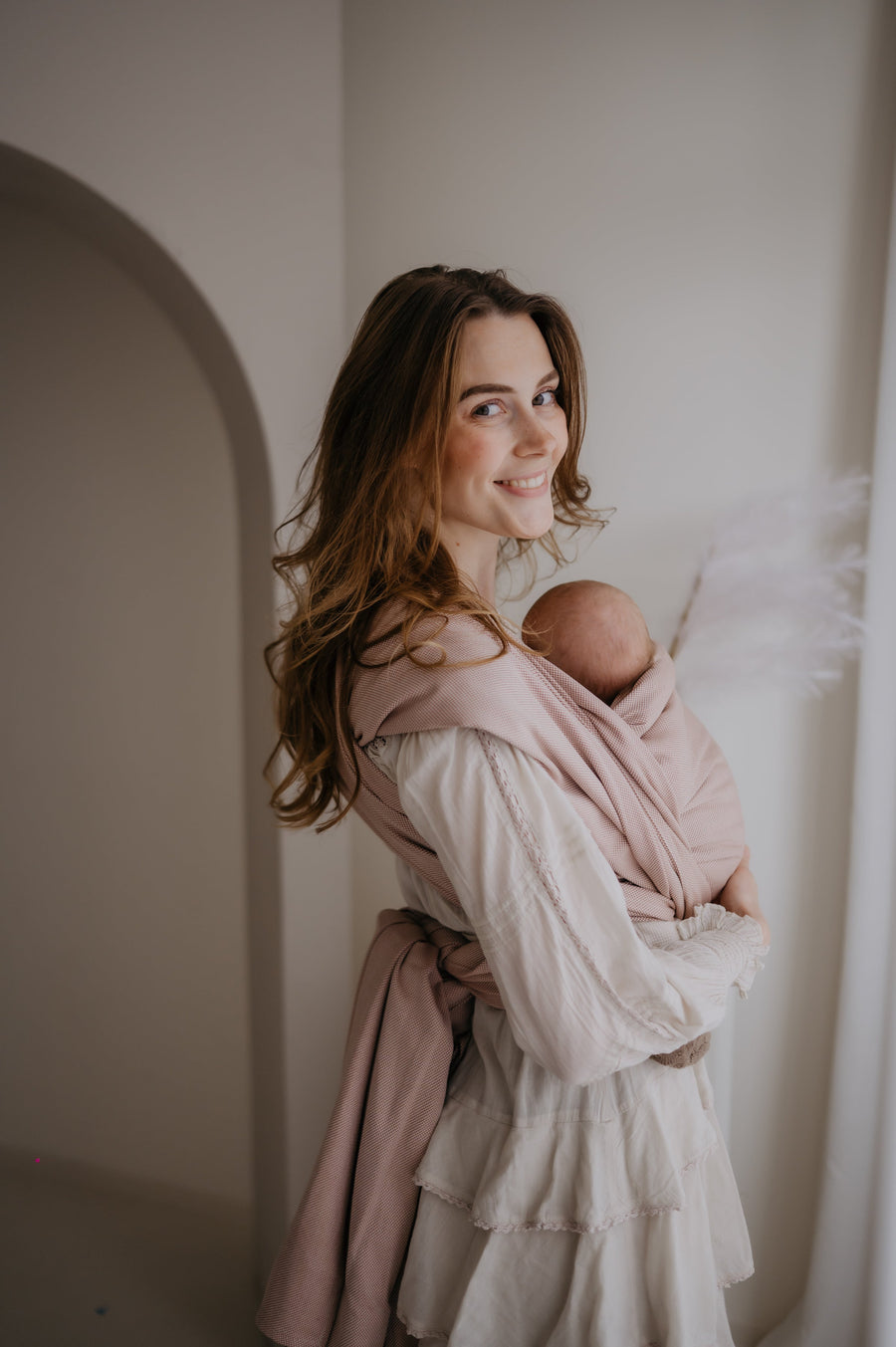 Baby in geweven draagdoek van pure baby love